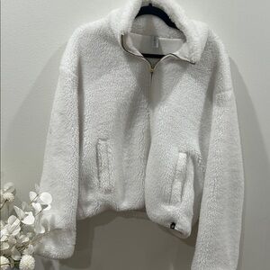 Stay warm & cute! VARLEY White Fleece Jacket—Peloton Limited edition series